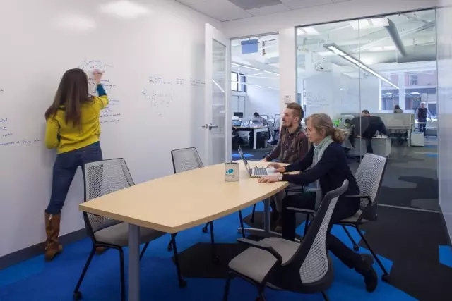 办公室设计办公室空间创意写书墙