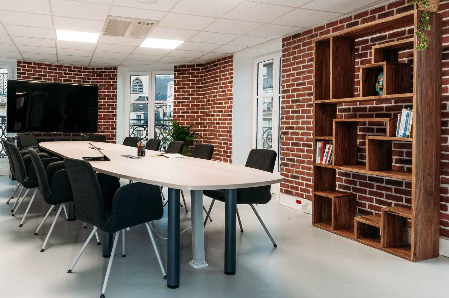 上海办公室装修中怎样保证施工顺利？